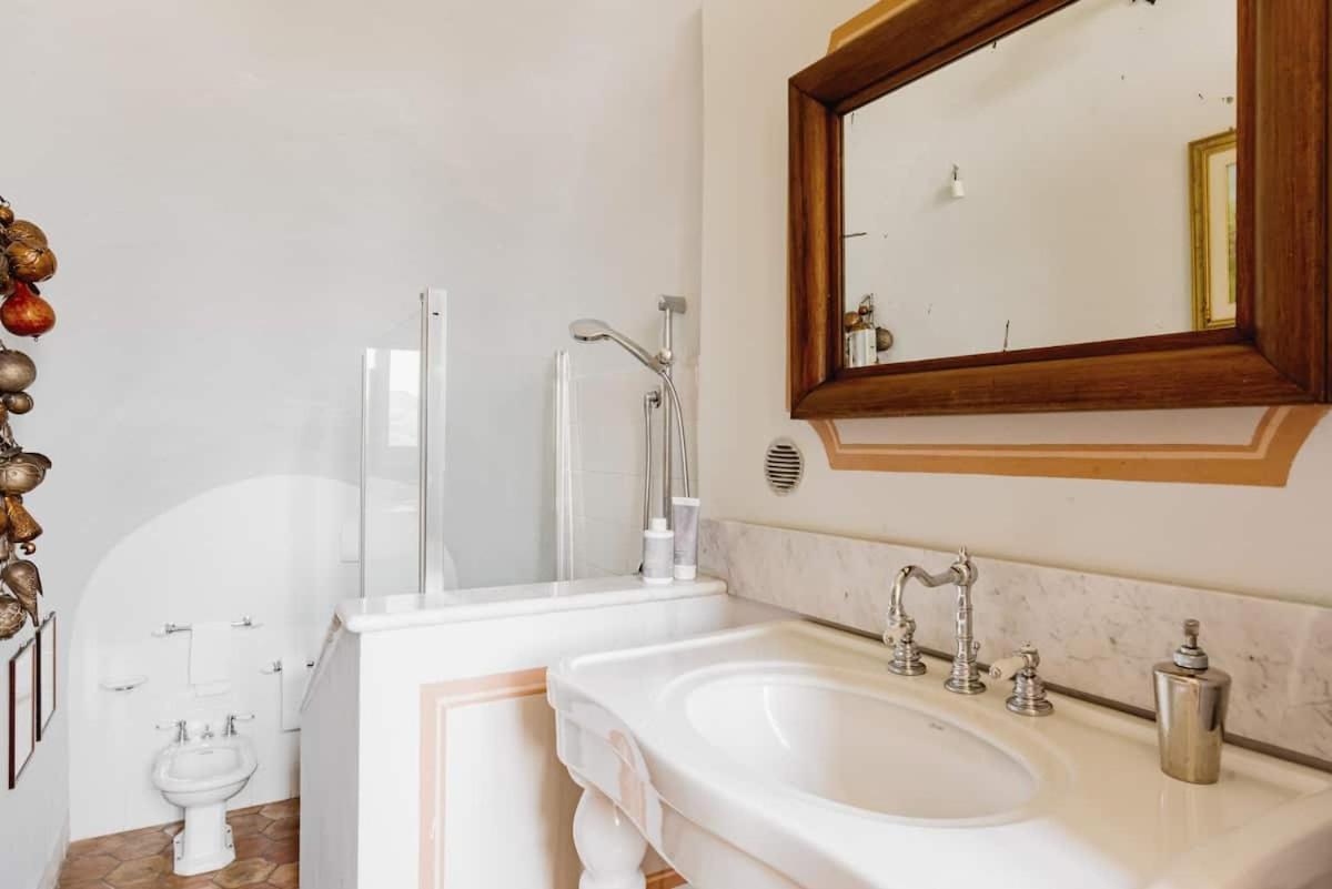 Castello Di Coazzolo Bed and Breakfast Neive Rum bild