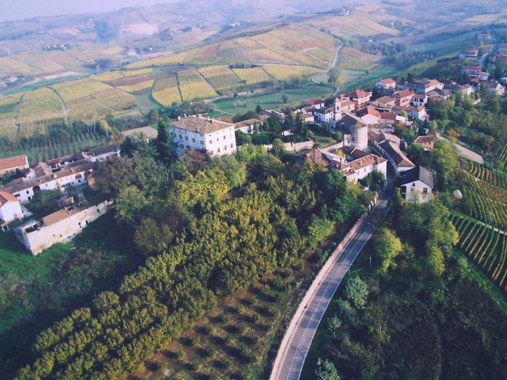 Castello Di Coazzolo Bed and Breakfast Neive Exteriör bild